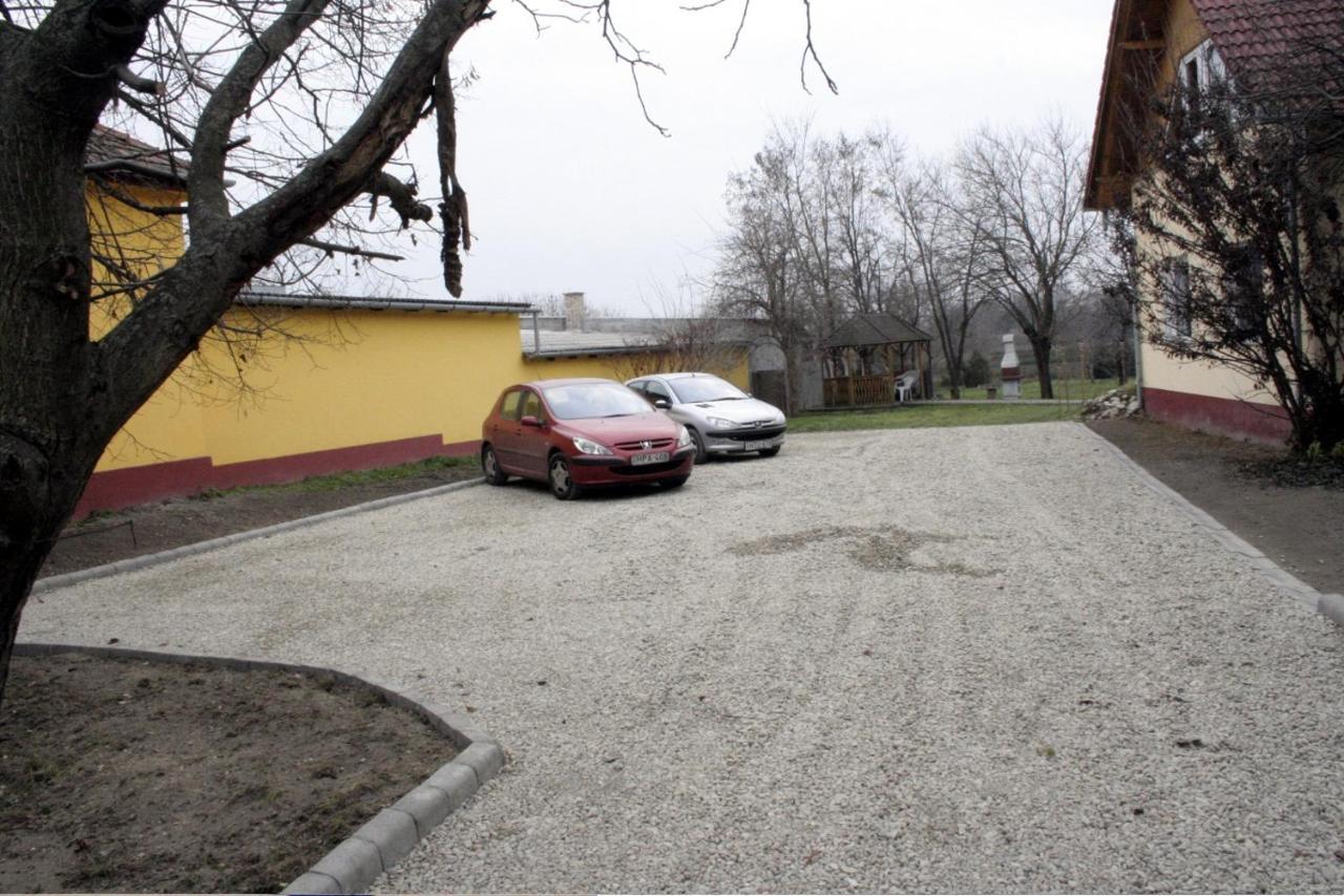 Bed and Breakfast Casa Napsugar Panzio Apostag Екстер'єр фото