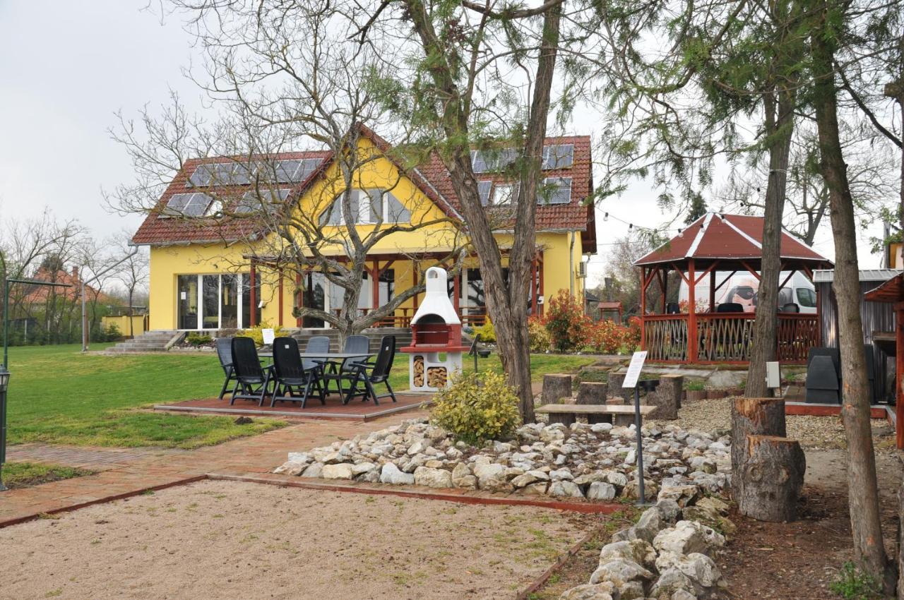 Bed and Breakfast Casa Napsugar Panzio Apostag Екстер'єр фото
