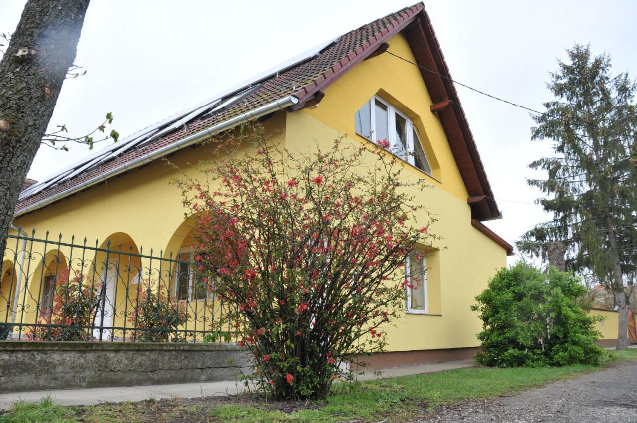 Bed and Breakfast Casa Napsugar Panzio Apostag Екстер'єр фото